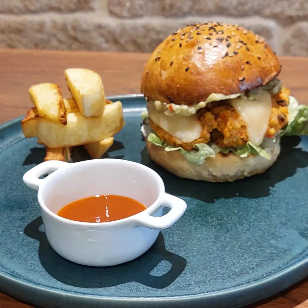 Hamburguesa vegetariana con patatas y salsa