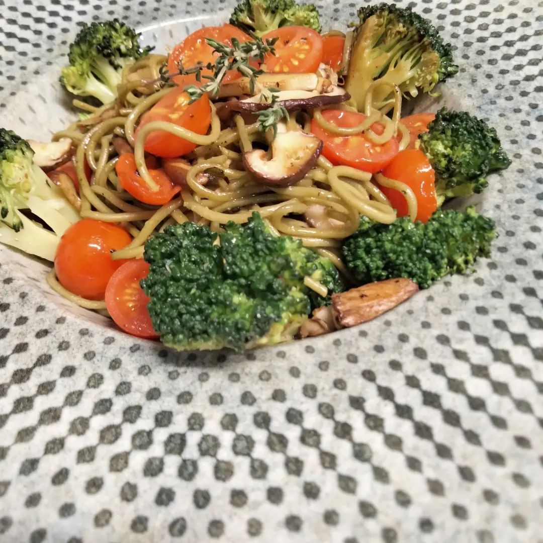 Plato vegetariano con fideos, tomate, brocoli y más