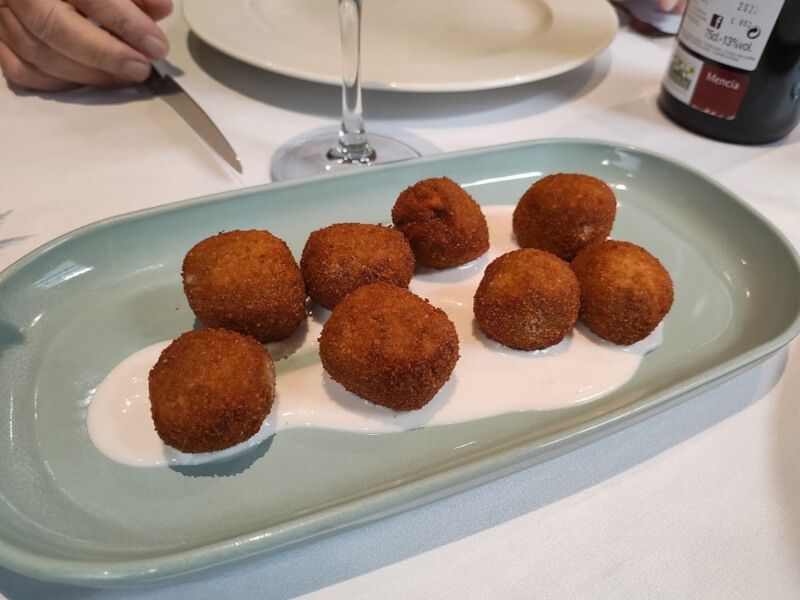 Plato de croquetas vegetarianas